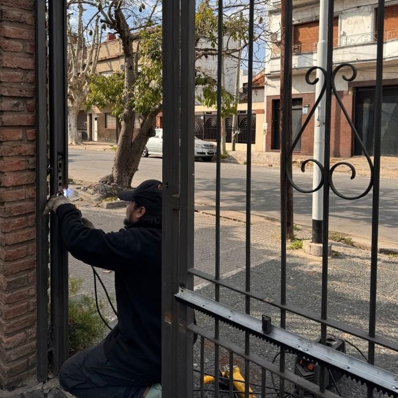 No cierra bien y se traba la cerradura — Modificación para instalación de cerradura manual en portón corredizo. Adaptación de estructura para instalar cerradura manual en portón corredizo, manteniendo la seguridad y funcionalidad. Trabajo realizado por HERREELEC.